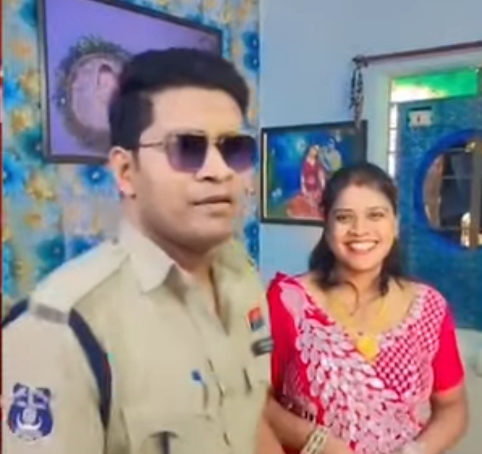 वर्दी में आरक्षक पत्नी के साथ आया ठुमकता नजर, एसएसपी ने किया लाइन अटैच