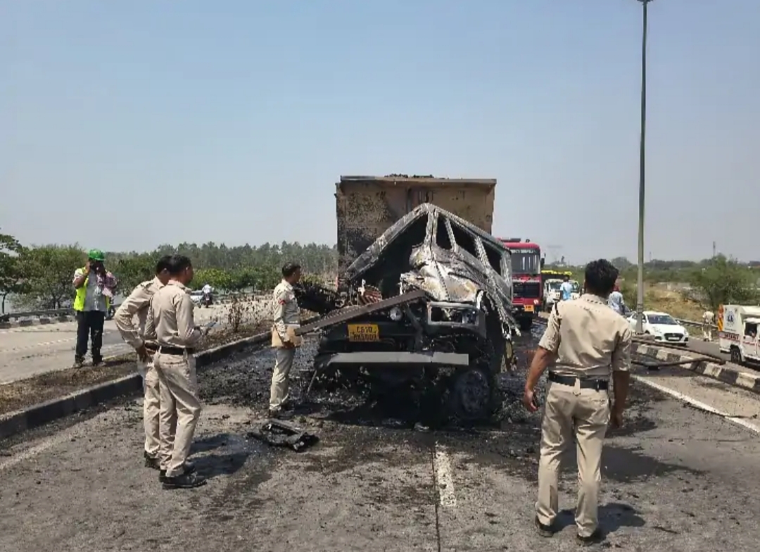 दो ट्रेलर के बीच भीषण भिड़ंत, एक ट्रेलर में आग लगने से ड्राइवर जिंदा जला