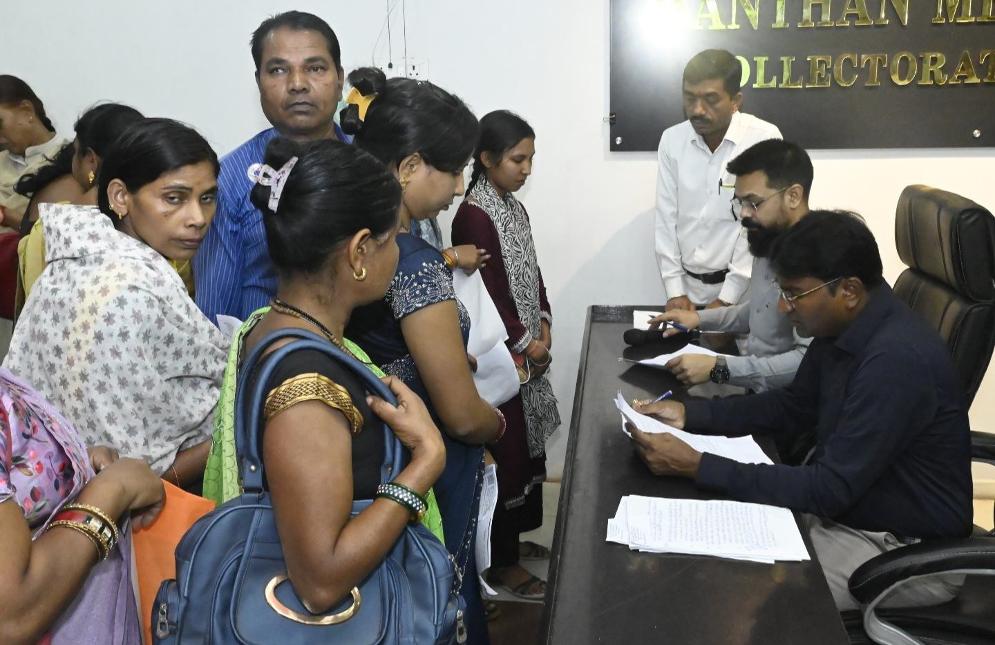 बिलासपुर: शराब पीकर स्कूल आने वाले प्रधान अध्यापक के खिलाफ ग्रामीणों का प्रदर्शन, हटाने की मांग