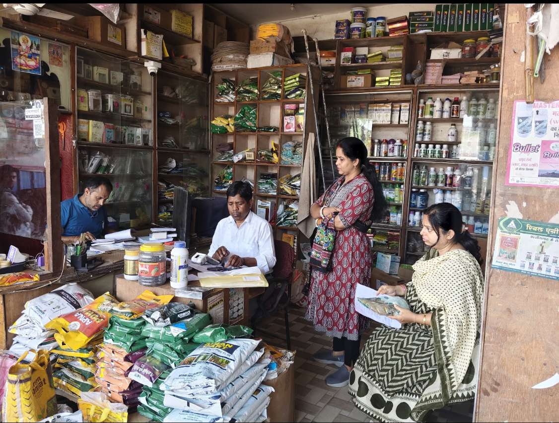 खाद वितरण में गड़बड़ी : दो दुकानों पर 21 दिन की बिक्री पर रोक, उर्वरक जांच में अनियमितता उजागर, दो केंद्रों के लाइसेंस निलंबित,किसानों के हित में कार्रवाई : स्टॉक में गड़बड़ी पर दोनो खाद दुकानें सील