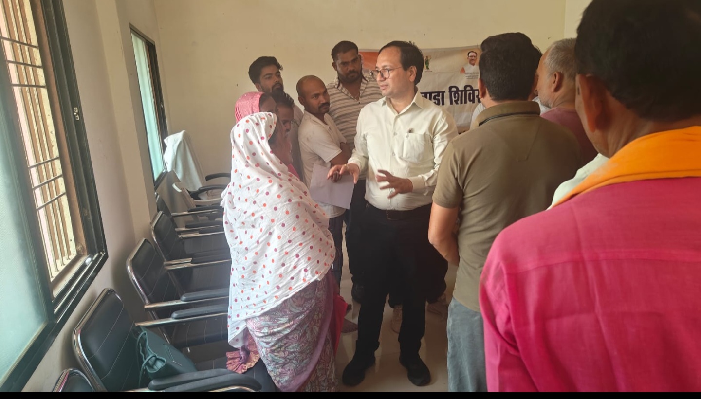 राजस्व पखवाड़ा शिविर का कलेक्टर ने किया निरीक्षण, ग्रामीणों की समस्याएं मौके पर सुनीं