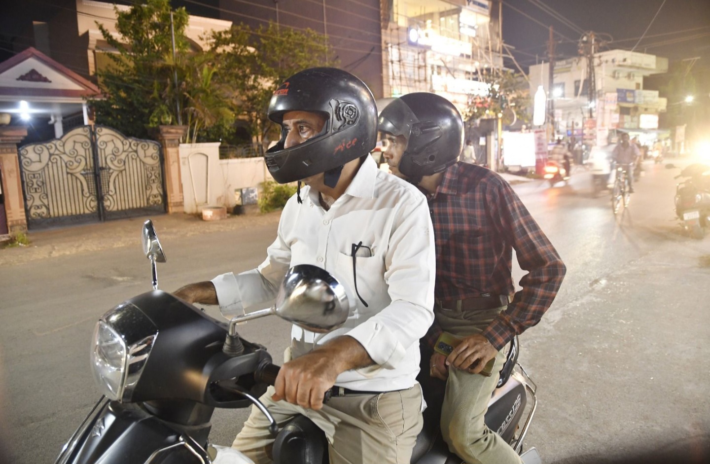 छत्तीसगढ़ में पीछे बैठने वालों के लिए भी हेलमेट अनिवार्य, कड़े प्रवर्तन के निर्देश