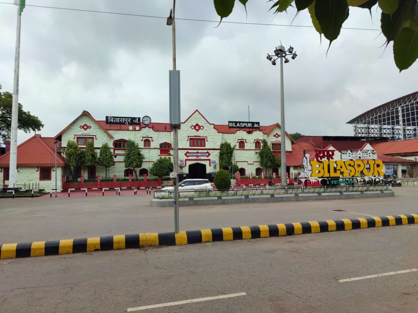 रेलवे में नवनिर्माण के नाम पर 400 से अधिक हरे-भरे पेड़ों को बलि देने की तैयारी