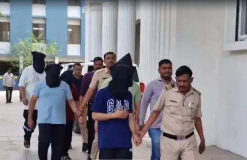 सात महिला पुलिसकर्मियों ने टीसीएस में काम कर मतांतरण रैकेट का किया पर्दाफाश, जींस-टाप पहनने वाली महिला कर्मचारी ने अचानक पहनना शुरू कर दिया था सलवार, रमजान के महीने में रोजा रखना शुरू किया तो उसके सनातनी परिवार को हुआ उस पर शक