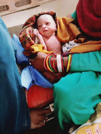 अजब- गजब: 50 साल की ‘गुड़िया’ ने एम्बुलेंस में दिया 17वें बच्चे को जन्म, 22 साल के बेटे ने की मदद