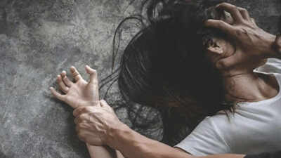 महिला से गैंगरेप, विरोध करने पर पति को पीटा