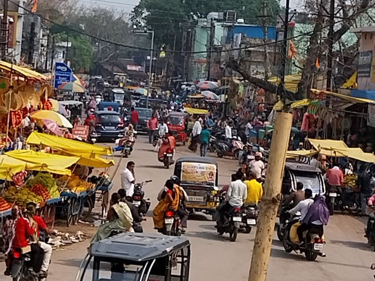 बृहस्पति बाजार मुन्नू लाल शुक्ल स्कूल में शिफ्ट होगा, क्षेत्रवासियों का विरोध, इंटीग्रेटेड मार्केट बनने तक एक साल की अस्थायी व्यवस्था, निगम का दावा—व्यापारियों को मिलेंगी बेहतर सुविधाएं