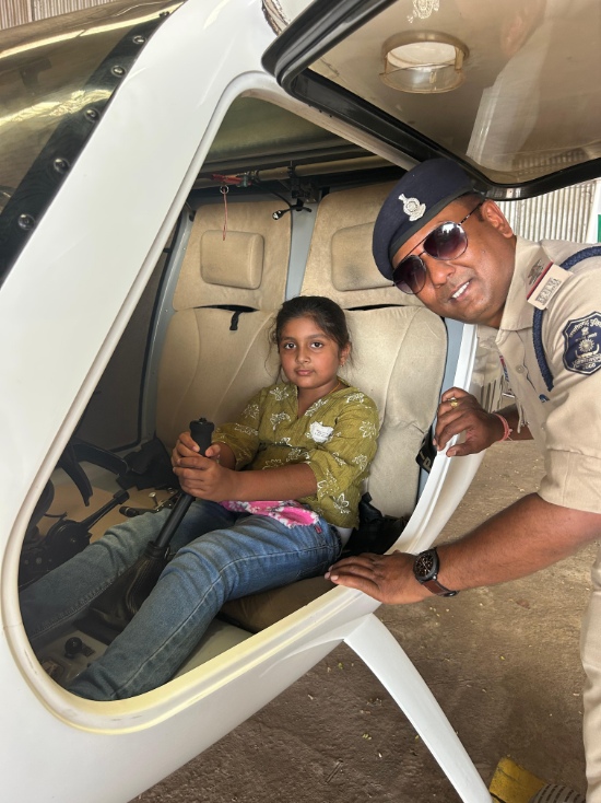 मुंगेली पुलिस की पहल: 23 बच्चों को पायलट बनने की प्रेरणा, रायपुर एयरपोर्ट का कराया शैक्षणिक भ्रमण