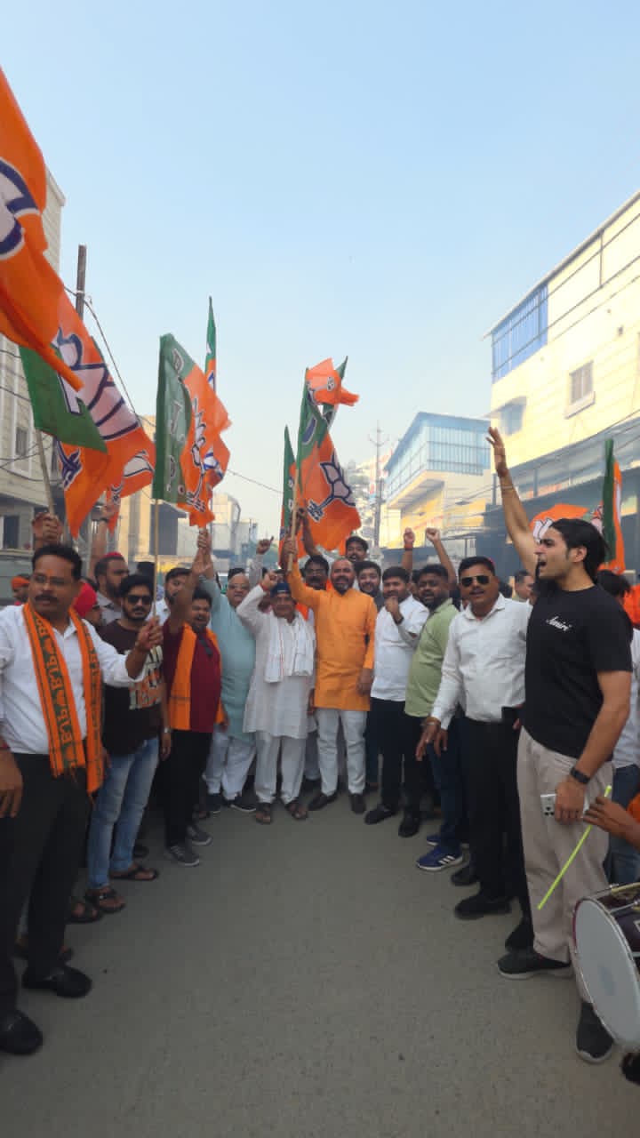 बंगाल समेत तीन राज्यों में भाजपा की ऐतिहासिक जीत पर झूम उठा शहर, भाजपा कार्यालय में जश्न का माहौल