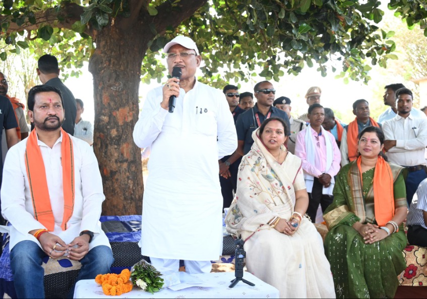 कटहल–गुलमोहर की छांव में सजी चौपाल, मुख्यमंत्री ने सरोधी में सुनी जनता की आवाज, खाट में बैठकर मुख्यमंत्री ने ग्रामीणों से किया सीधा संवाद, सुनी समस्याएं, समाधान के दिए निर्देश