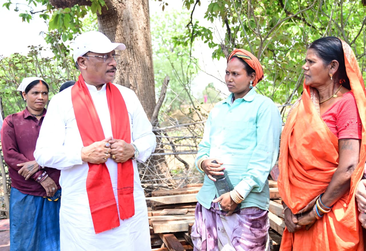 लखपति दीदियों के हौसले की उड़ान देख गदगद हुए मुख्यमंत्री श्री विष्णु देव साय , सबको और मेहनतकर अब करोड़पति बनने की राह पर चलने कहा