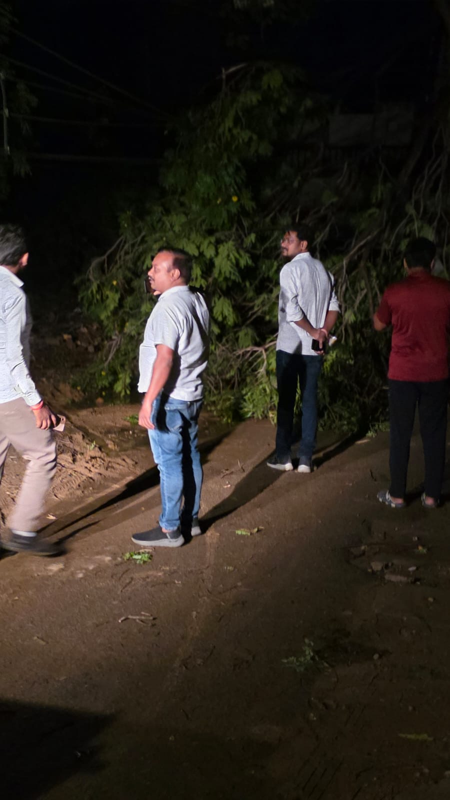 आंधी-बारिश से बिलासपुर में ब्लैकआउट, जन्मदिन पर जनसेवा में जुटे रहे शैलेश गोरख