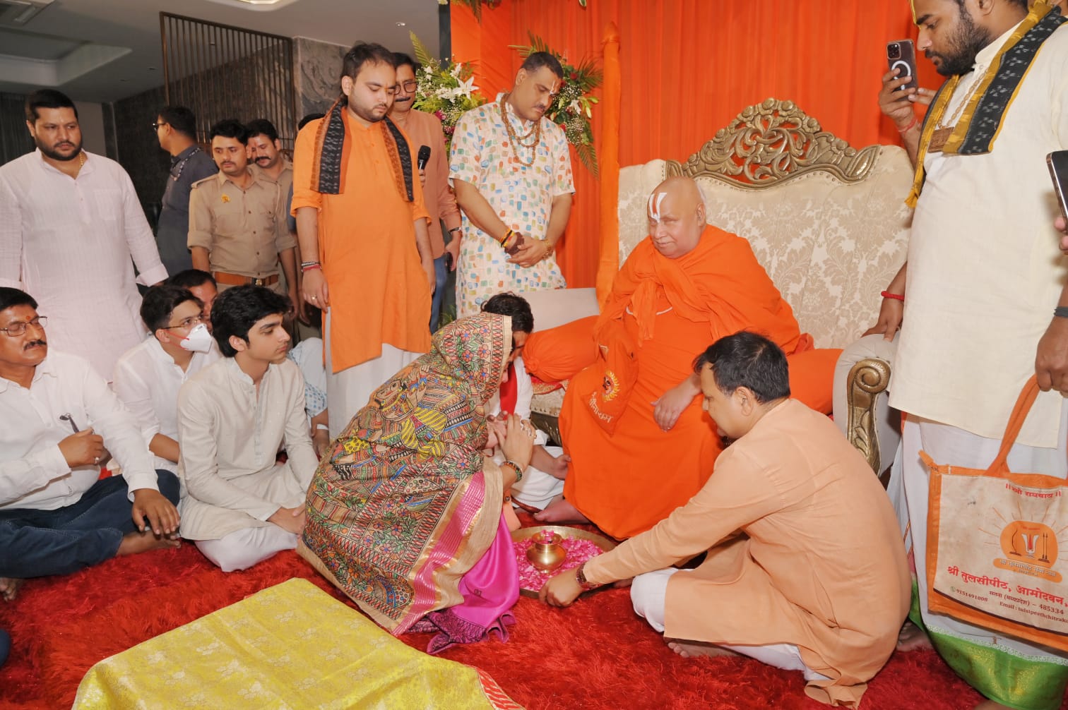 स्वामी श्रीरामभद्राचार्य के आगमन से भक्तिमय हुआ रामा वर्ल्ड, चरण-पादुका पूजन में उमड़ी आस्था,  समाजसेवी प्रवीण झा के निवास एवमस्तु में भक्तिमय भजन, प्रसाद वितरण