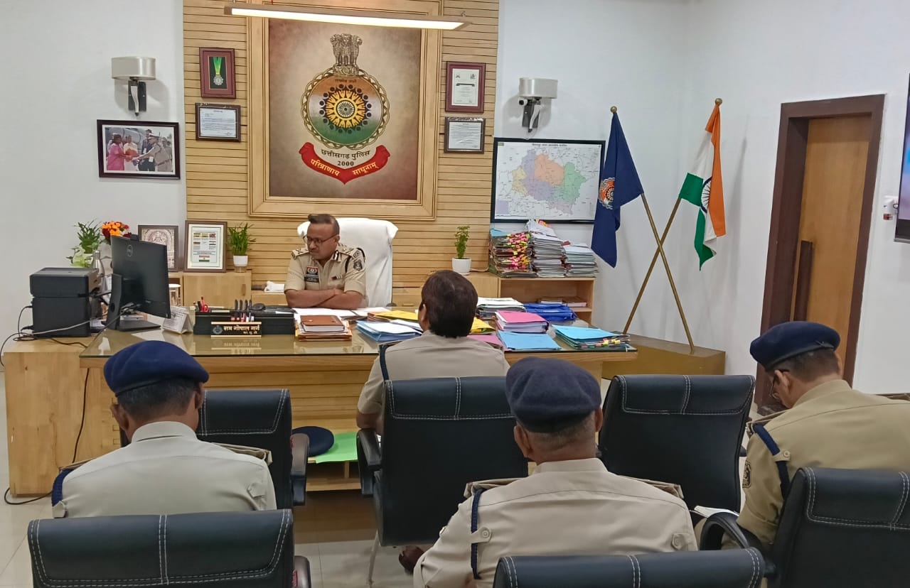 आईजी ने ली रेंज स्तरीय समीक्षा बैठक, लंबित प्रकरणों के त्वरित निराकरण के निर्देश, अपराध नियंत्रण और आधुनिक पुलिसिंग पर जोर