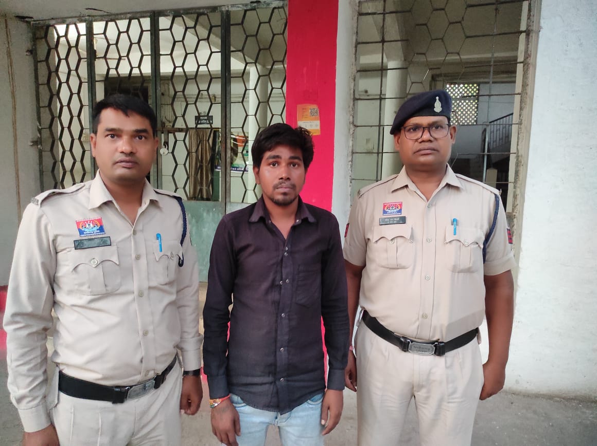 हाइवे पर बड़ी घटना टली, धारदार कत्तानुमा हथियार लेकर लोगों को धमका रहा युवक गिरफ्तार