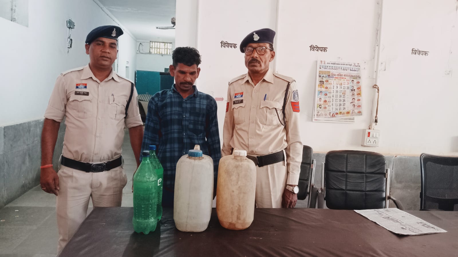 सीपत पुलिस की कार्रवाई, 24 लीटर अवैध महुआ शराब के साथ आरोपी गिरफ्तार, ग्राम पंधी में रेड कर पुलिस ने की कार्रवाई, आरोपी न्यायिक रिमांड पर भेजा गया