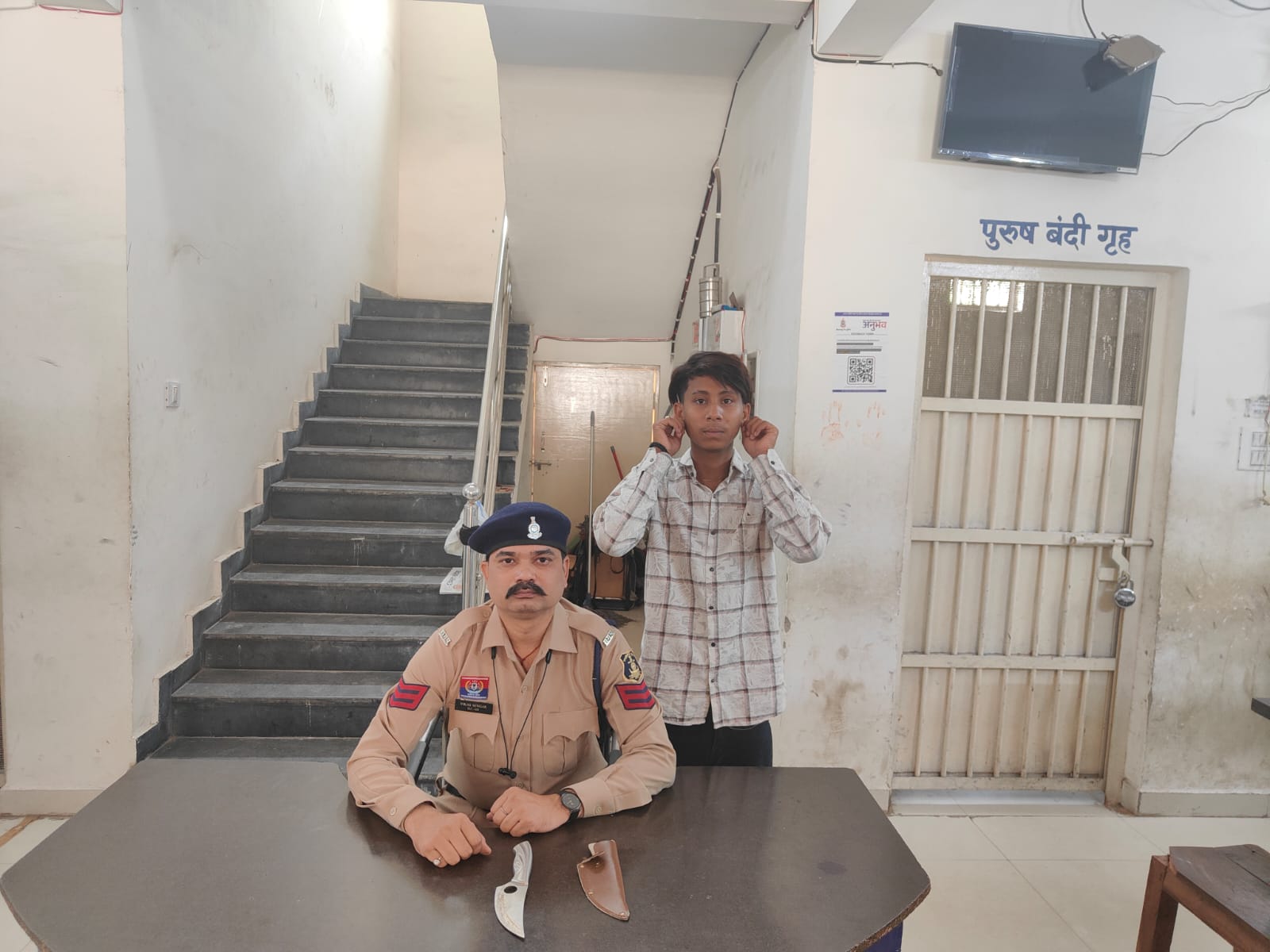 उर्स जुलूस में चाकू लहराने वाले दो युवक गिरफ्तार, आर्म्स एक्ट के तहत कार्रवाई