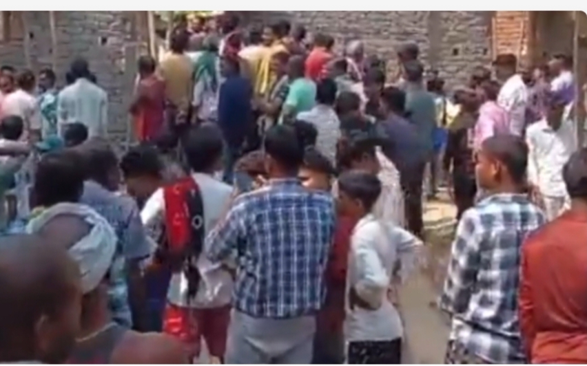एक ही परिवार के चार लोगों को कुल्हाड़ी से काट डाला