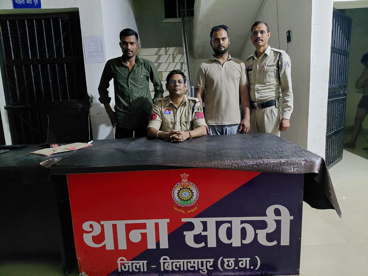 फर्जी पुलिस बन ट्रक चालक से लूट: चार आरोपी गिरफ्तार, 9 बोरी तंबाखू और दो कारें जब्त