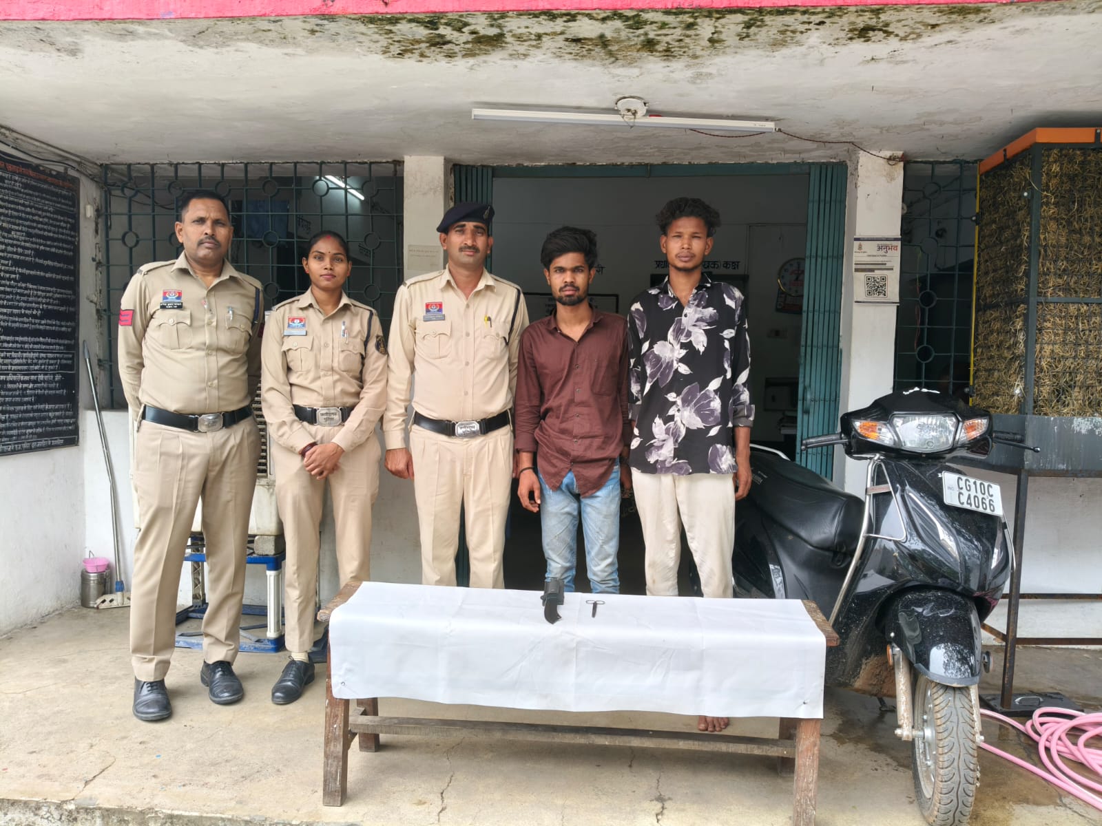 केशला सिटी के पास रात में घूम रहे दो युवक धारदार चाकू व कैंची समेत गिरफ्तार