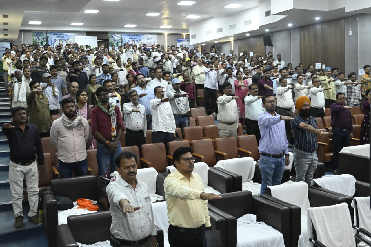 जल बचाने का संकल्प, जनप्रतिनिधियों और अधिकारियों ने कहा आने वाली पीढ़ियों के लिए पानी बचाना जरूरी, भू-जल संरक्षण एवं ठोस अपशिष्ट प्रबंधन पर जिला स्तरीय कार्यशाला आयोजित