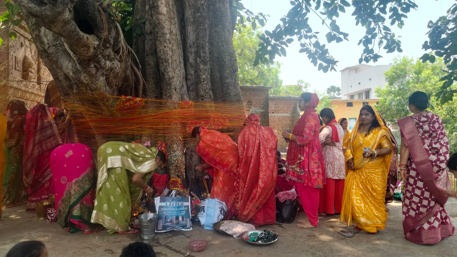 अखंड सौभाग्य की कामना के साथ सुहागिन महिलाओं ने किया वट सावित्री व्रत पूजन
