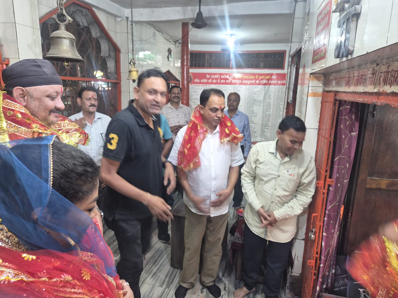 भीषण गर्मी में राहगीरों को मिलेगी राहत: मां महामाया ट्रस्ट के संयुक्त तत्वावधान में स्वयं सिद्धा फाउंडेशन ने लगाया वाटर कूलर, सीएमडी कॉलेज के अध्यक्ष संजय दुबे ने किया उद्घाटन