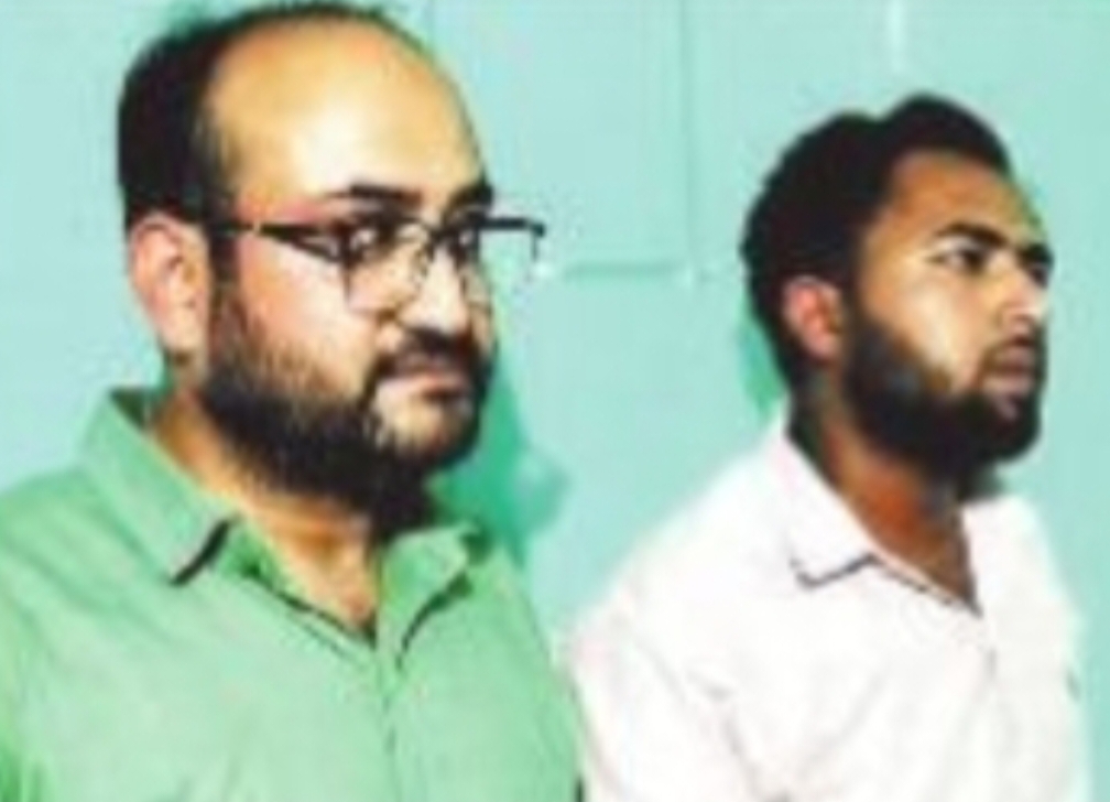 दो फर्जी झोलाछाप डॉक्टरों को लोगों ने पड़कर किया पुलिस के हवाले