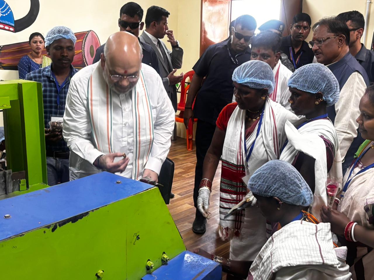 केंद्रीय गृहमंत्री अमित शाह ने चखा बस्तर की इमली का स्वाद, बोले यहां की इमली का स्वाद खट्टा नहीं बल्कि मीठा