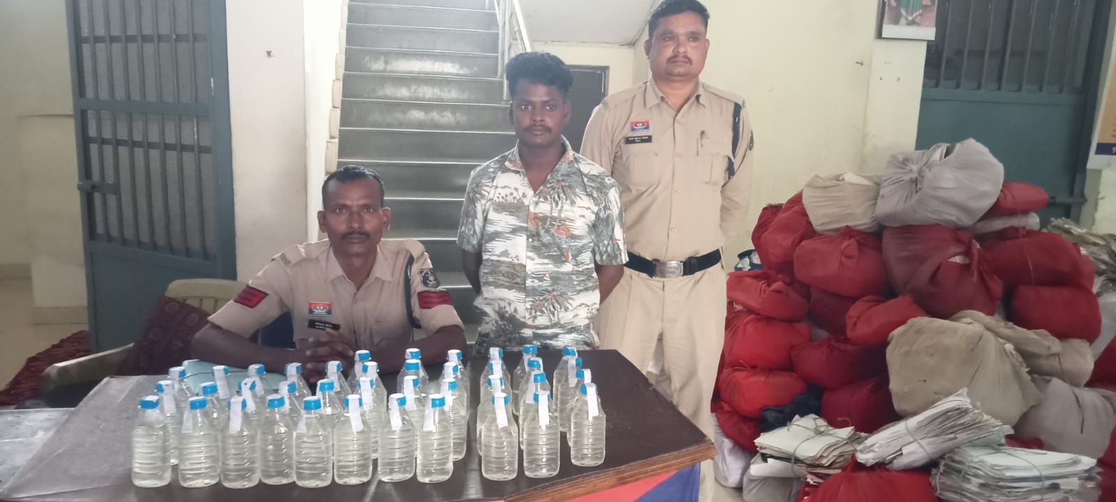 प्रहार अभियान के तहत तखतपुर पुलिस की कार्रवाई, 39 पौवा देशी शराब के साथ युवक गिरफ्तार