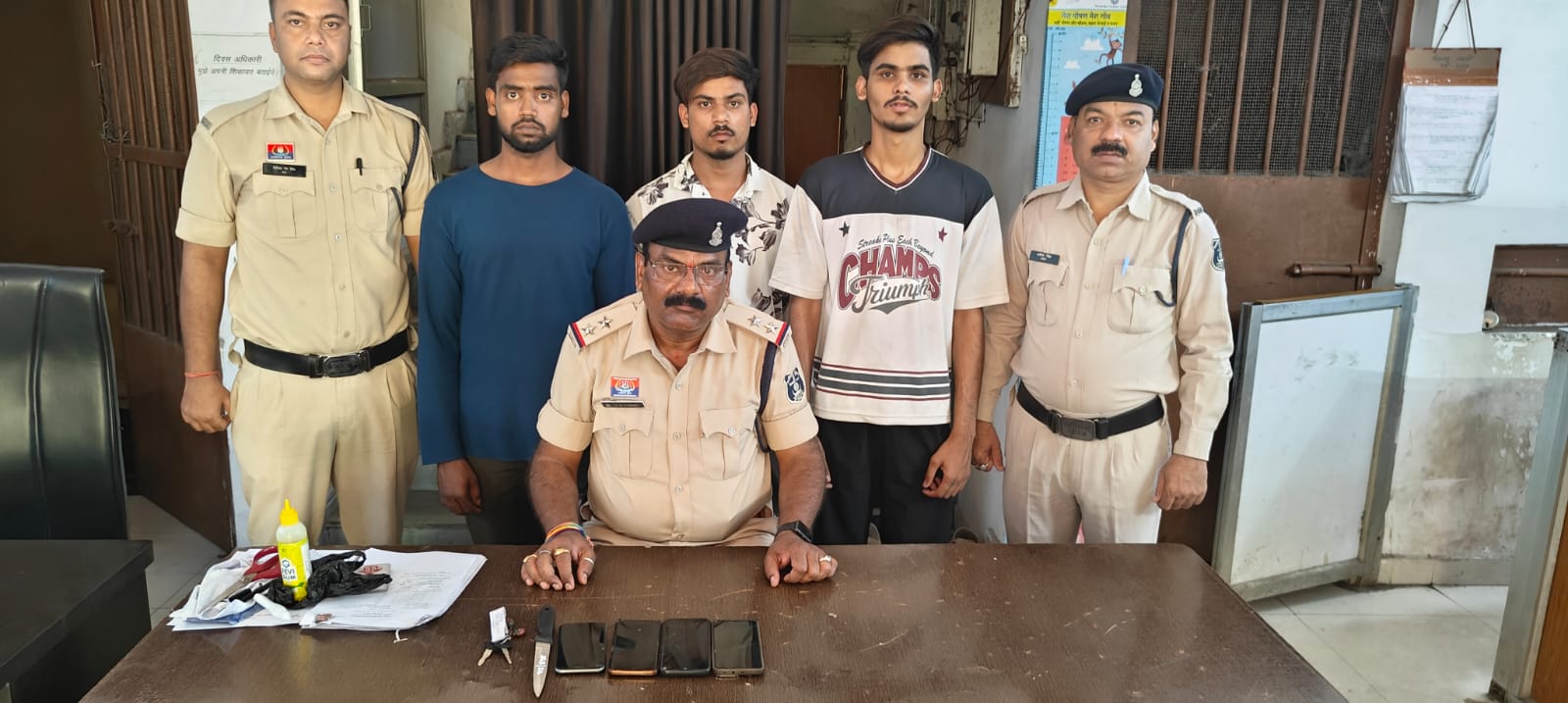 घर में घुसकर चाकू और ईंट-पत्थर से हमला, 3 आरोपी और एक नाबालिग गिरफ्तार