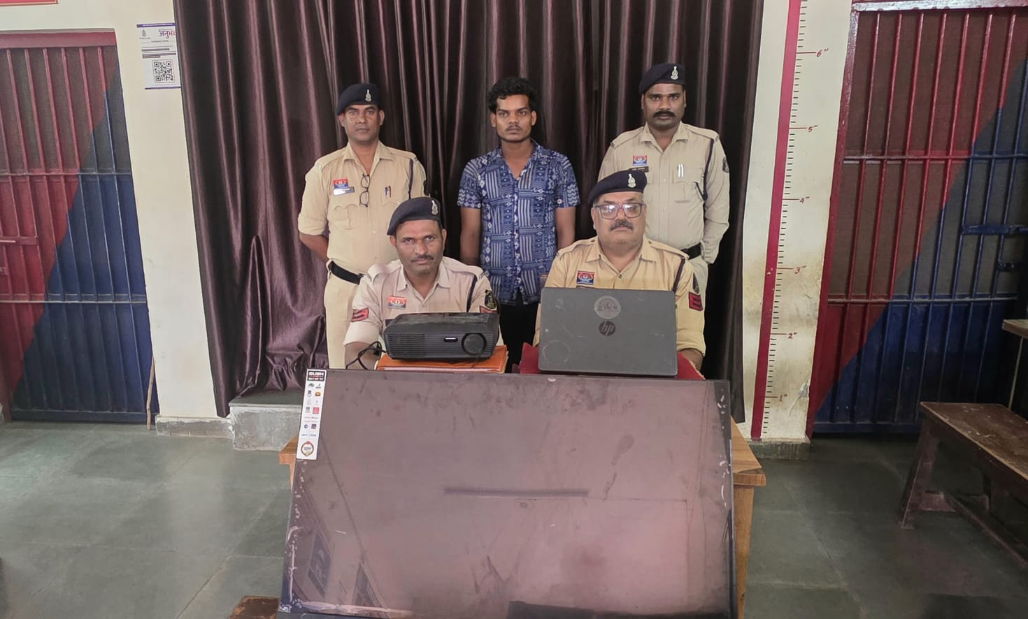 हाई स्कूल में चोरी करने वाले 3 आरोपी गिरफ्तार, टीवी-लैपटॉप समेत 80 हजार का सामान बरामद