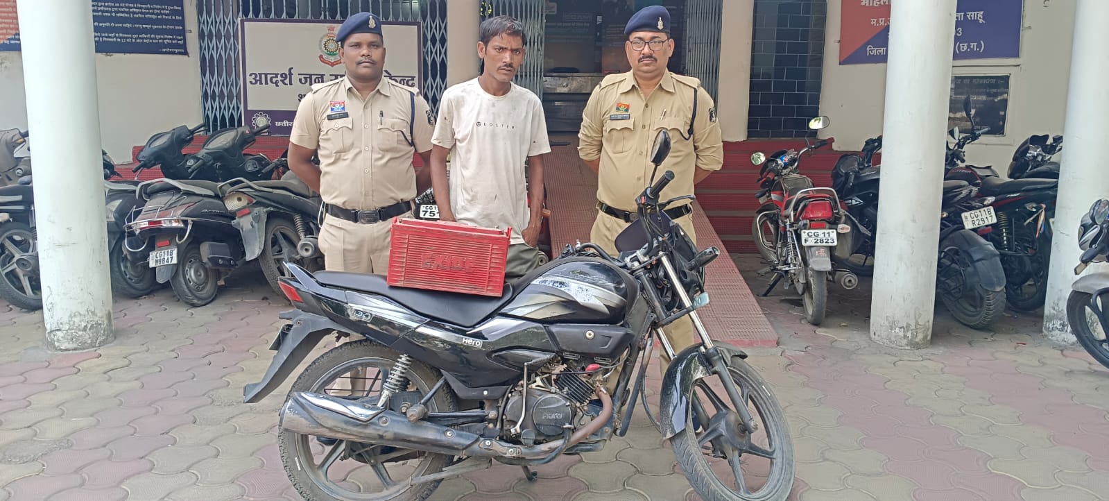 खड़ी ट्रक से बैटरी चोरी करने वाला आरोपी चंद घंटों में गिरफ्तार, चाम्पा पुलिस की त्वरित कार्रवाई, चोरी गई एक्साइड बैटरी बरामद