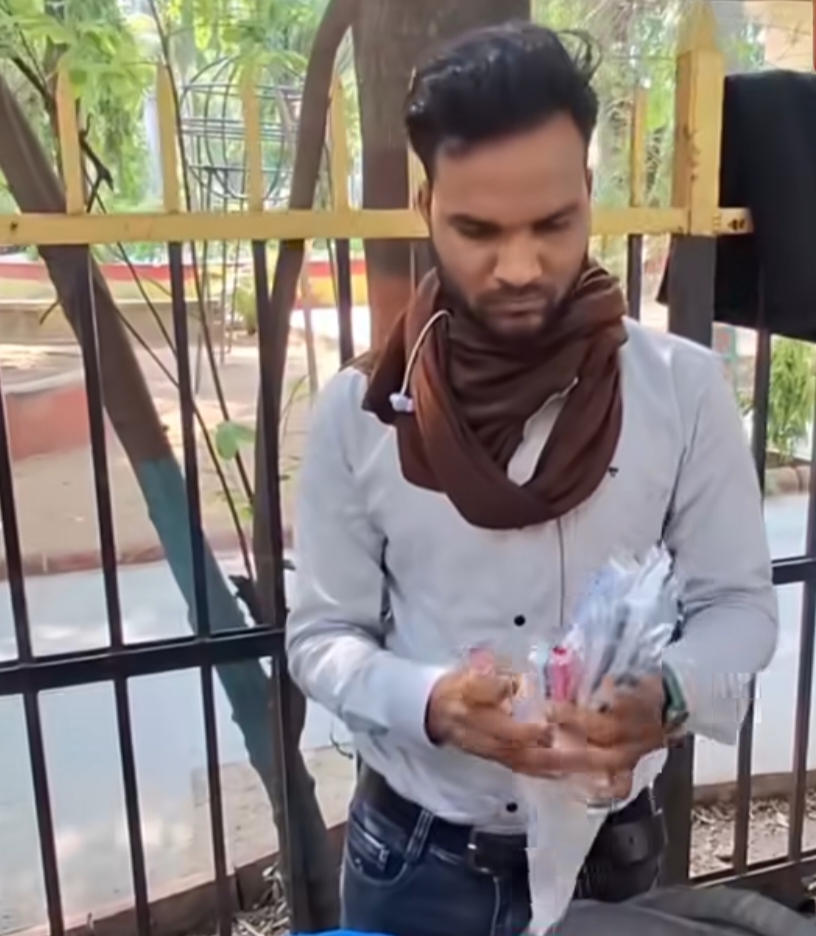 बाइक पर मरीज को बैठाकर ब्लड सैंपल लेते युवक का वीडियो हुआ वायरल