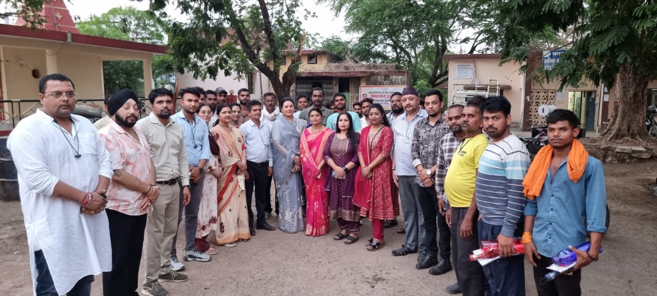 भीषण गर्मी में स्वयं सिद्धा फाउंडेशन का सेवा कार्य, पुलिस, बिजली विभाग के कर्मचारियों एवं फुटकर विक्रेताओं को राहत सामग्री वितरित