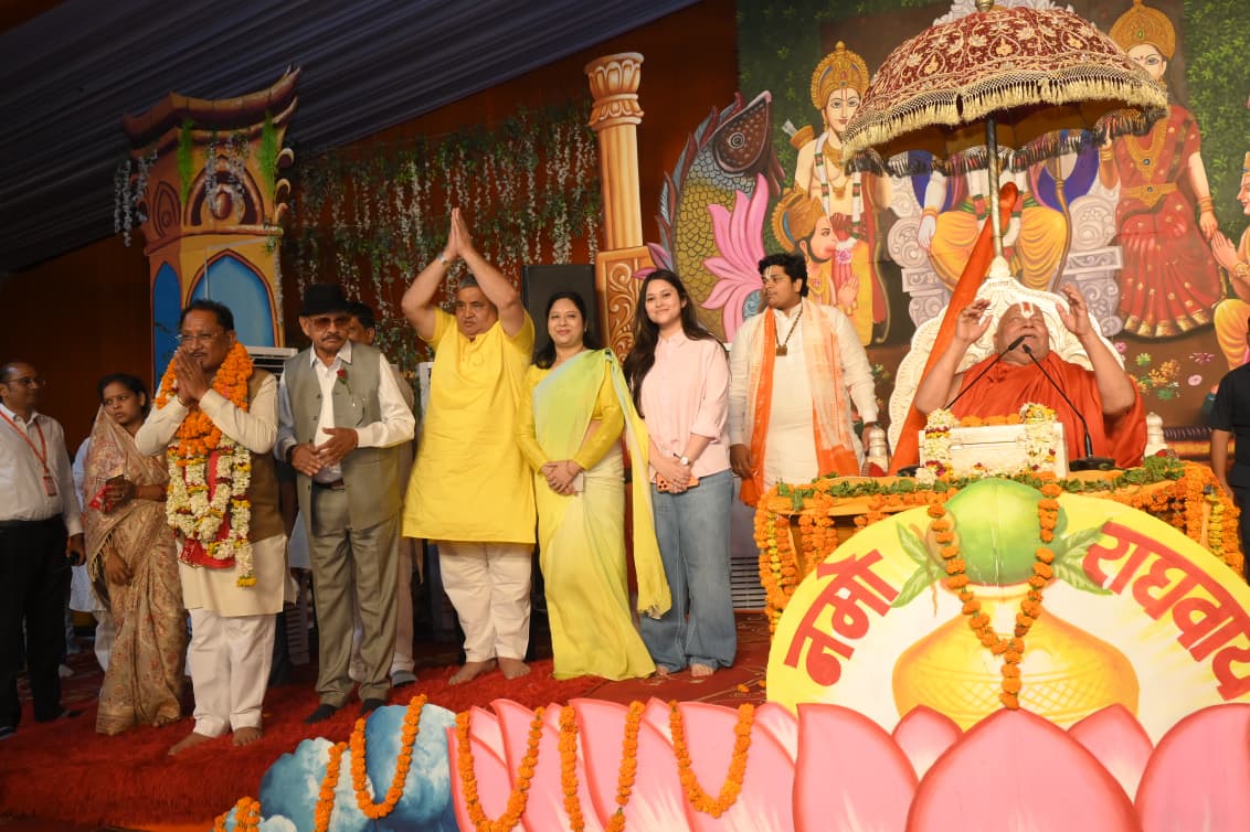 चिरमिरी में गूंजा श्रीराम कथा का दिव्य संदेश,पर्यटन, संस्कृति, मंत्री राजेश अग्रवाल ने जगद्गुरु स्वामी रामभद्राचार्य महाराज से लिया आशीर्वाद,श्रीराम के आदर्शों को जीवन में उतारने का दिया संदेश,,,