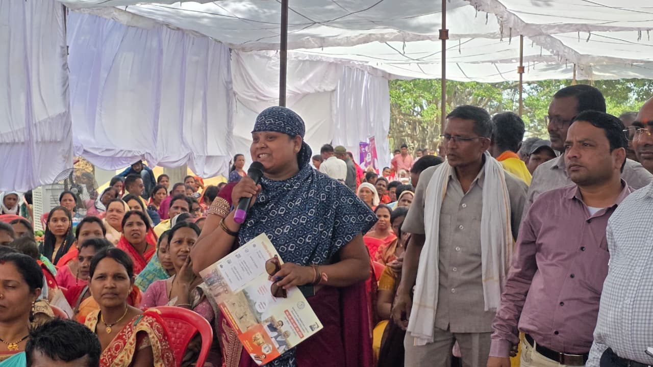 सुशासन तिहार बना जनविश्वास का उत्सव, पुहपुटरा क्लस्टर में आयोजित समाधान शिविर में उमड़ा ग्रामीणों का भरोसा,,,,, पर्यटन एवं संस्कृति मंत्री राजेश अग्रवाल ने सुनीं आमजन की समस्याएं,अधिकारियों को दिए त्वरित निराकरण के निर्देश,,,,
