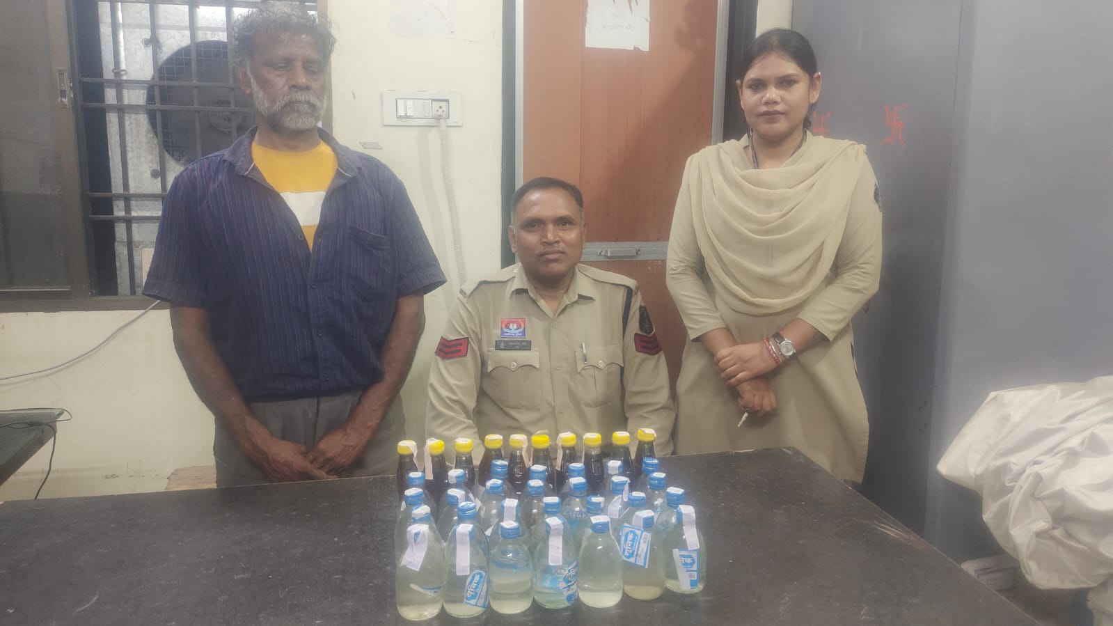 ऑटो में शराब तस्करी करते आरोपी गिरफ्तार, 38 पाव देशी शराब जब्त