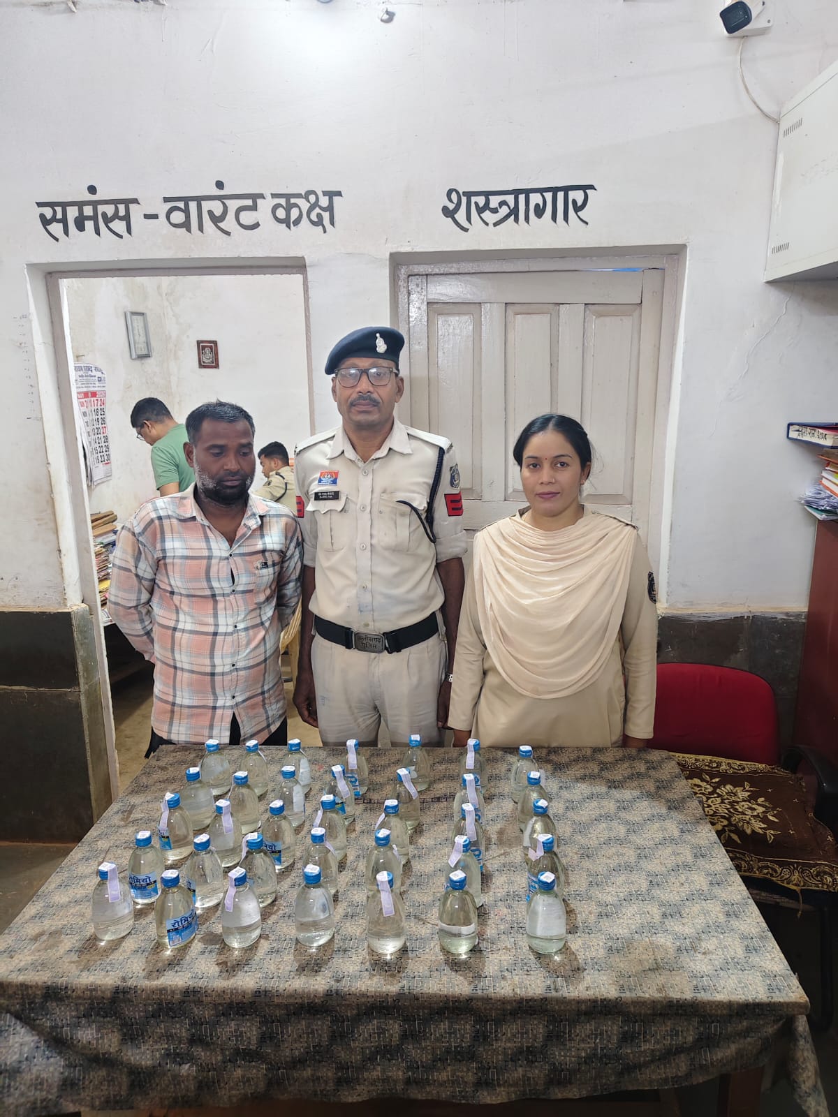 ग्राम नरगोडा में सीपत पुलिस की रेड, 6 लीटर से अधिक देशी शराब जब्त