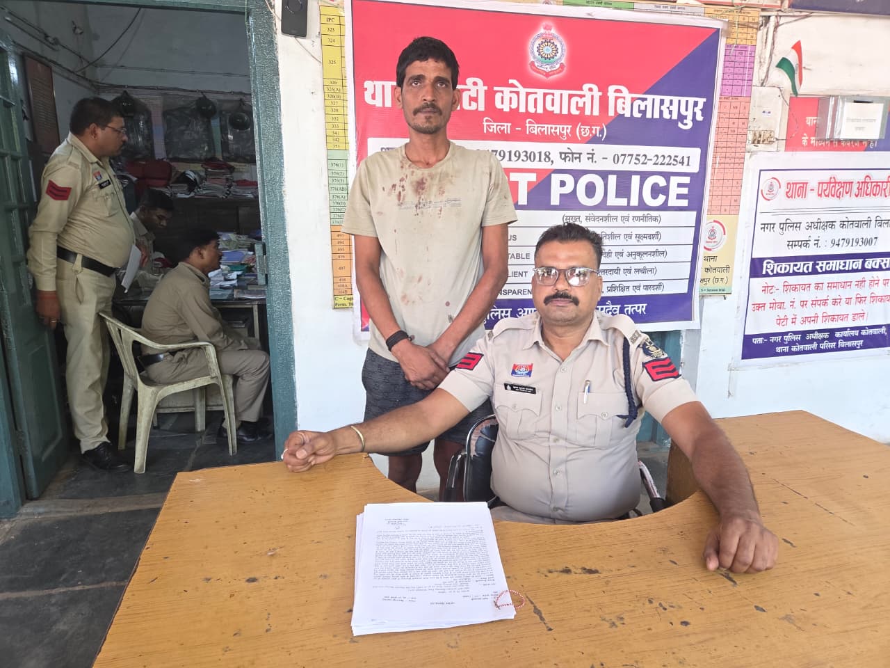 धारदार चाकू लहराकर दहशत फैलाने वाले दो बदमाश गिरफ्तार