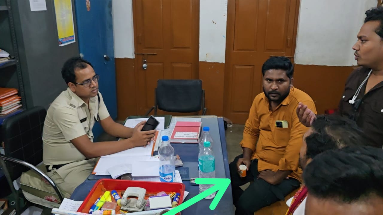 थाने में बिठाकर दो कबाड़ियों को चाय पिलाना पड़ा महंगा, दो पुलिसकर्मी हुए लाइन अटैच