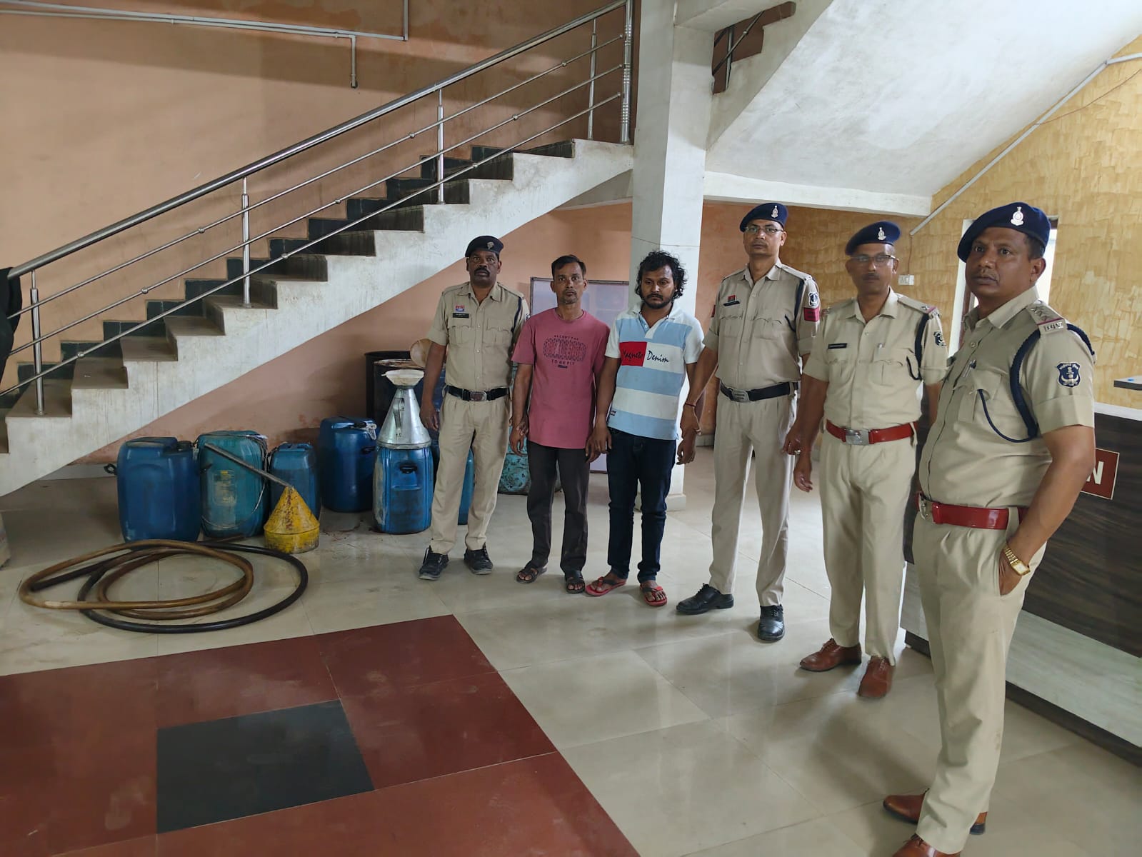 ढाबे में चल रहा था डीजल चोरी का खेल, ढाबा संचालक और टैंकर चालक गिरफ्तार, 950 लीटर डीजल, दो टैंकर और स्कॉर्पियो जब्त