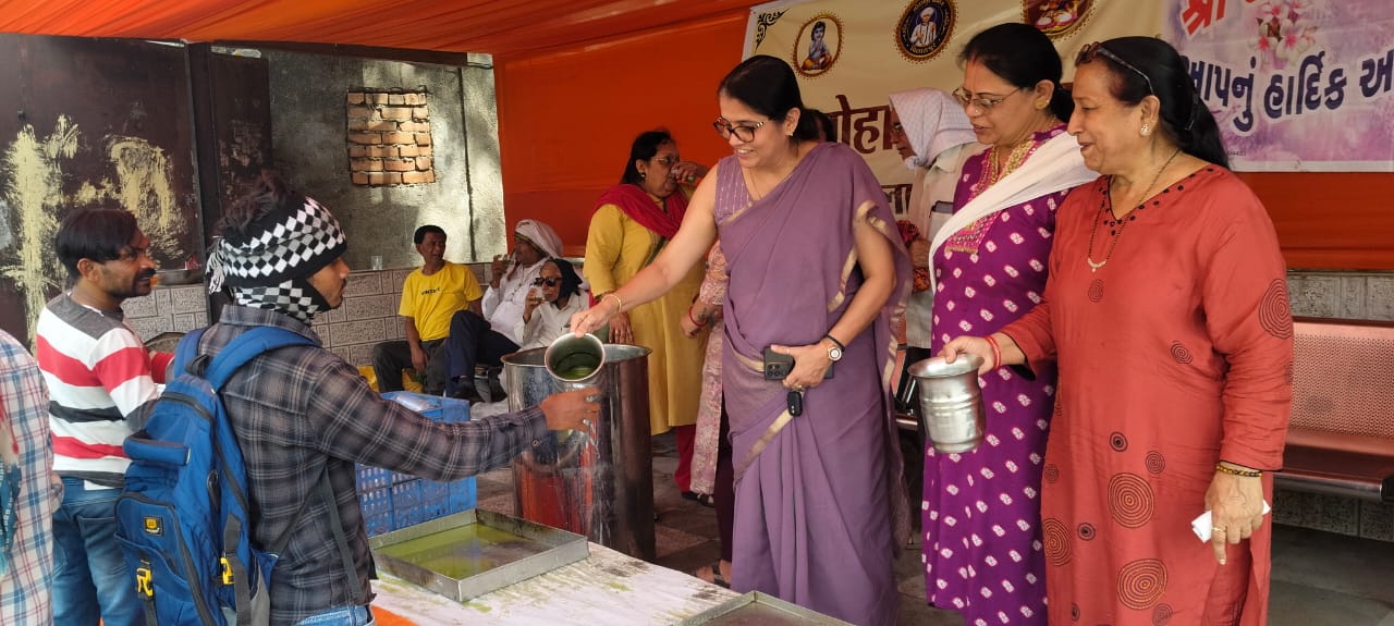 पुरुषोत्तम मास में लोहाणा महिला मंडल ने बांटा शीतल आम पन्ना, सेवा भाव से जीता लोगों का दिल