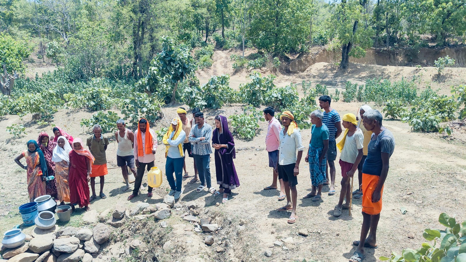 सूरजपुर में ढोडही और तालाब का दूषित पानी बना सहारा,,, भैयाथान के ग्रामीणों ने दी उग्र आंदोलन की चेतावनी,,,,