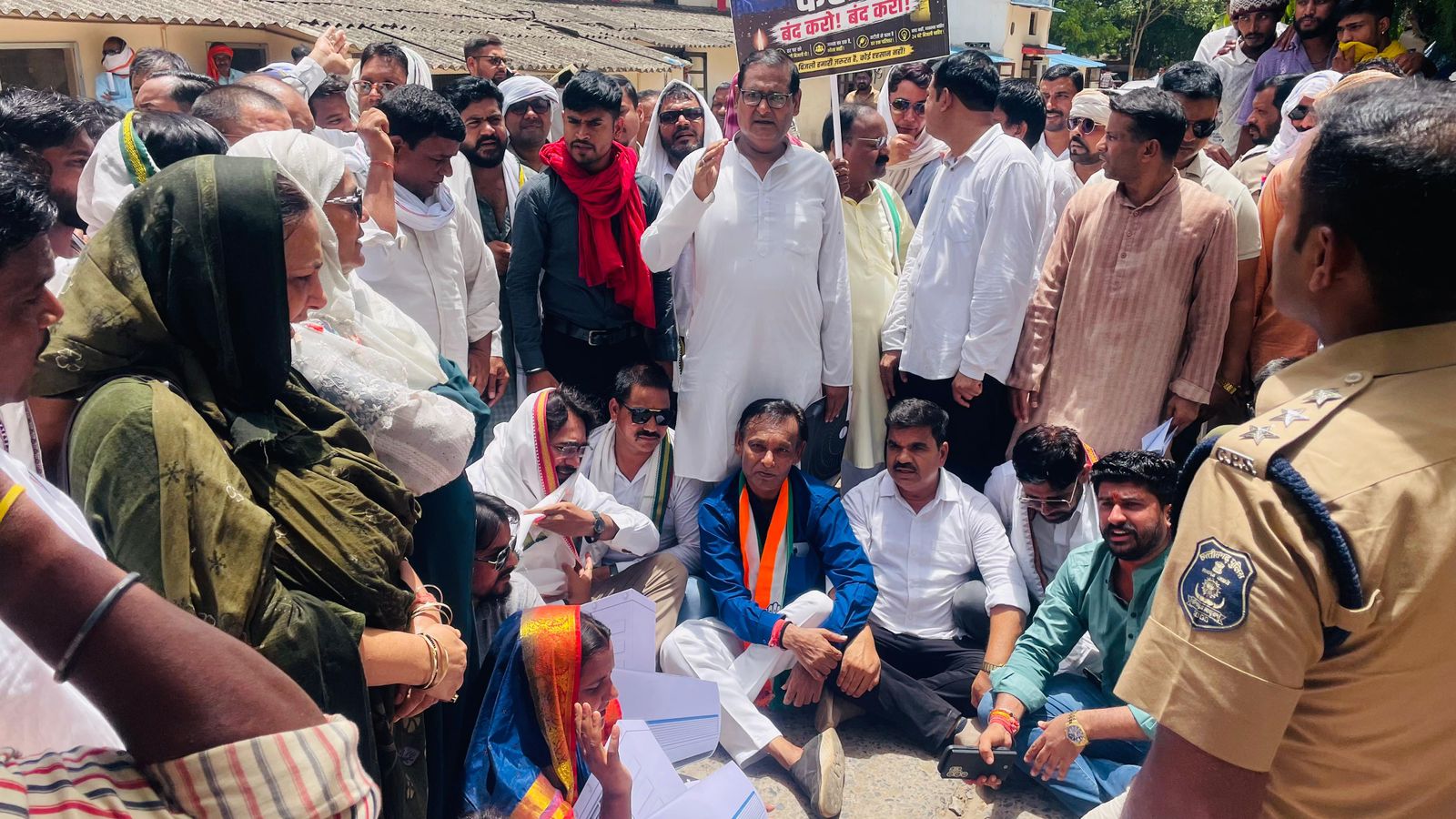 अघोषित बिजली कटौती के खिलाफ कांग्रेस का उग्र प्रदर्शन, तिफरा बिजली कार्यालय का किया घेराव