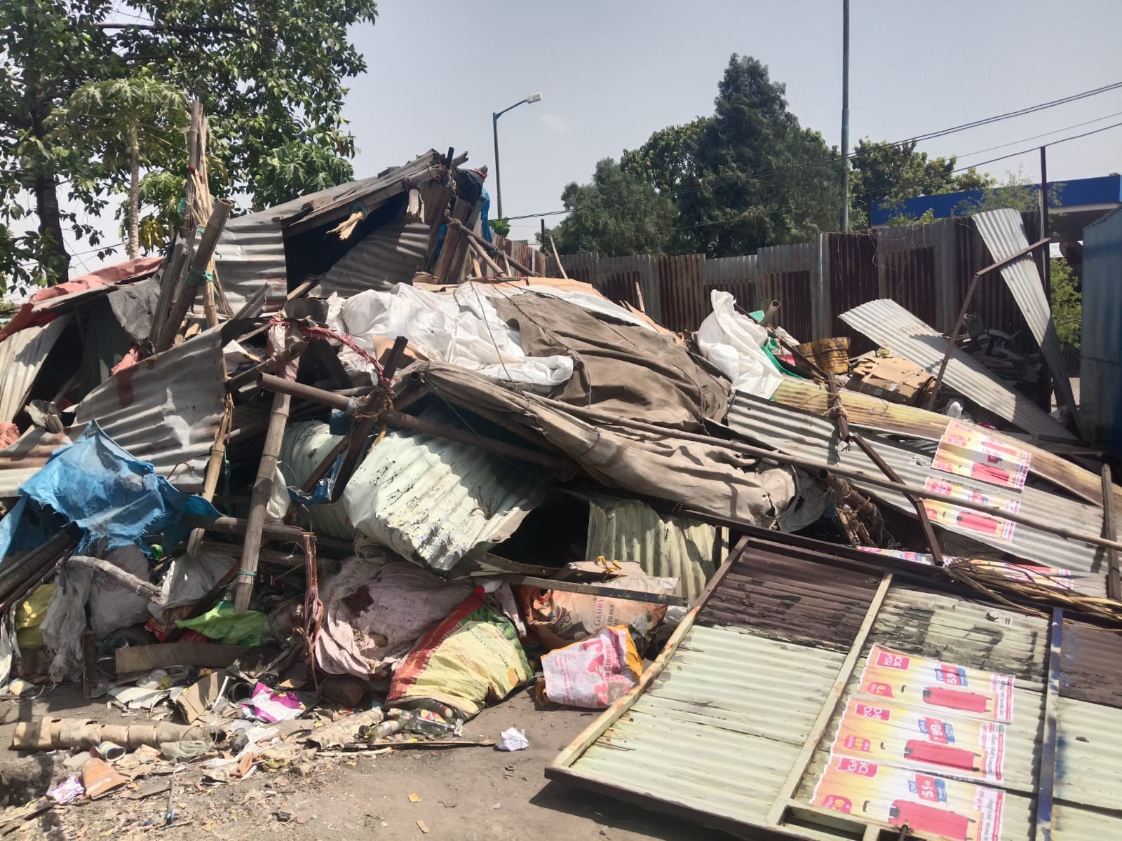 अवैध कबाड़ कारोबार पर चला बुलडोजर, चार दुकानें सील, 27 रिक्शे जब्त