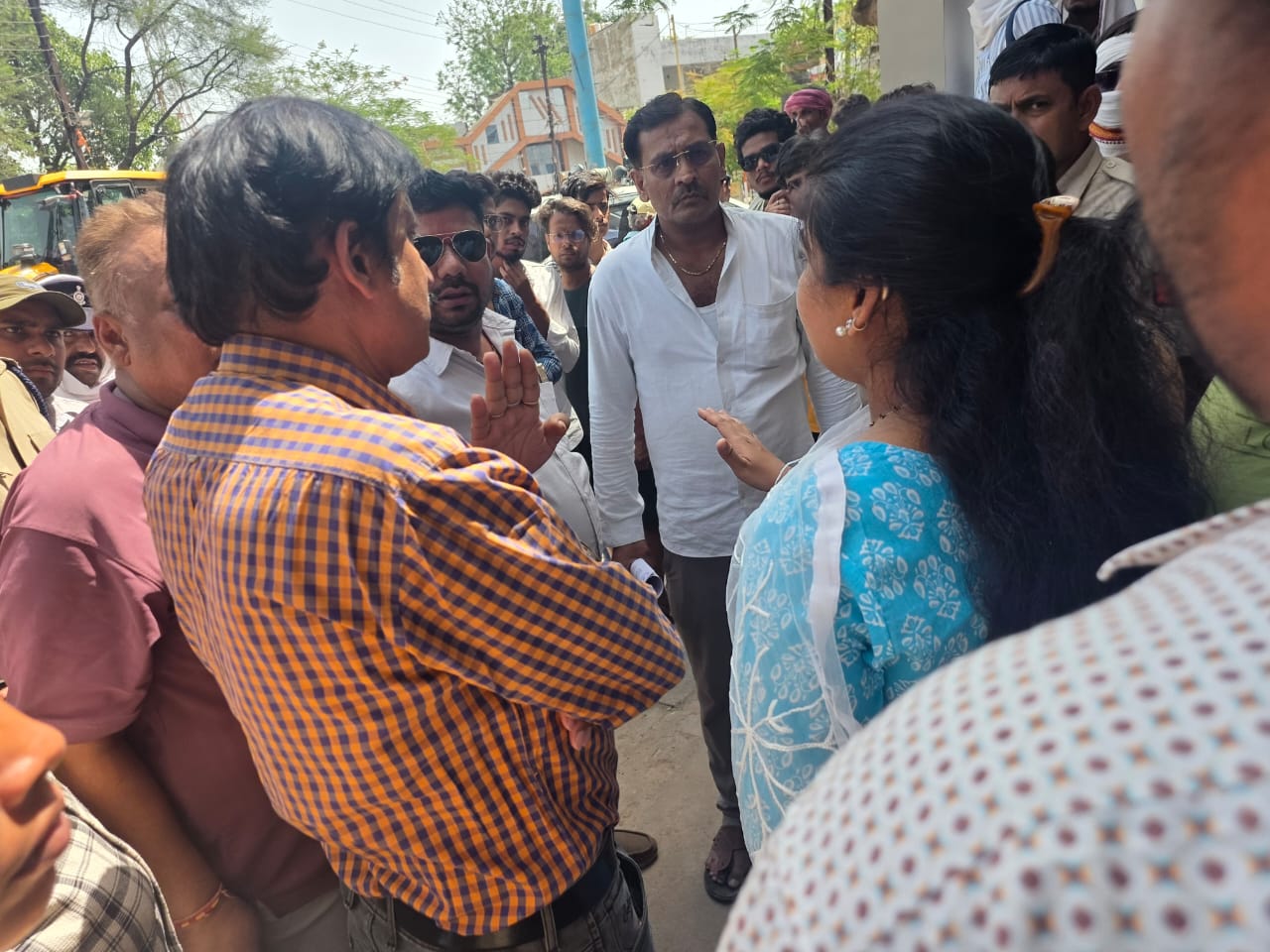 “पहले नापो फिर तोड़ो” : मुंगेली मे अतिक्रमण कार्रवाई पर जमकर हंगामा, अध्यक्ष रोहित शुक्ला बोले — “पूरा शहर छोड़ सिर्फ यही बिल्डिंग दिख रही क्या?”