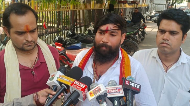कांग्रेसी नेताओं द्वारा जगतगुरु रामभद्राचार्य के अपमान पर बरसे भगवा ब्रिगेड के ठाकुर राम सिंह, कहा- नहीं बर्दाश्त करेंगे सनातन और संतों का अपमान
