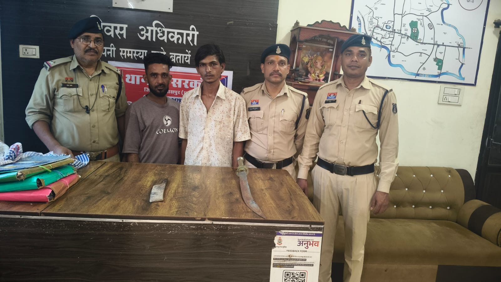 अवैध हथियार लहराकर लोगों को डराने वाले दो आरोपी गिरफ्तार, सरकंडा पुलिस ने तलवार और चापड़ जब्त कर भेजा जेल