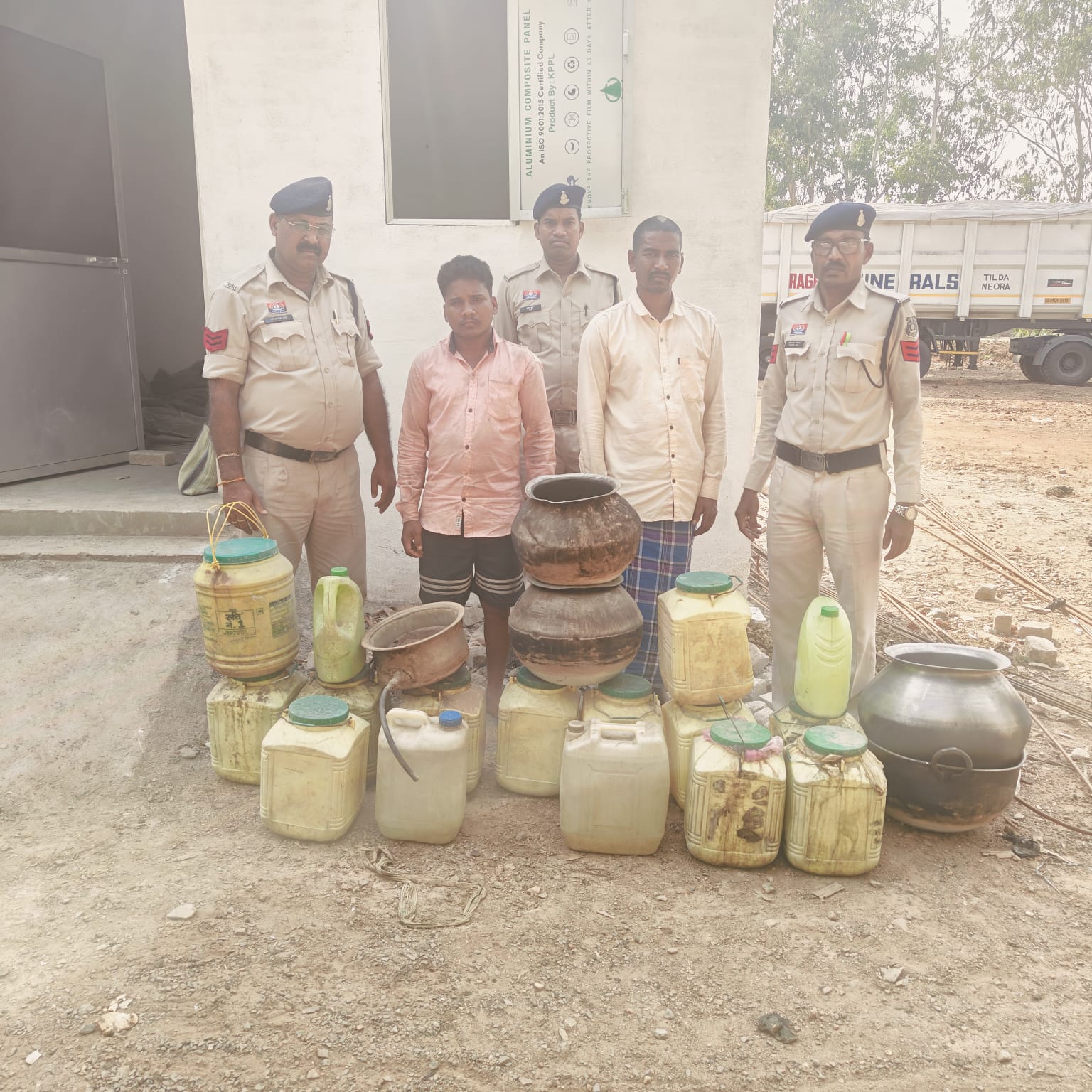 ग्राम धौराकोना में सीपत पुलिस की रेड, 210 लीटर कच्ची महुआ शराब जब्त